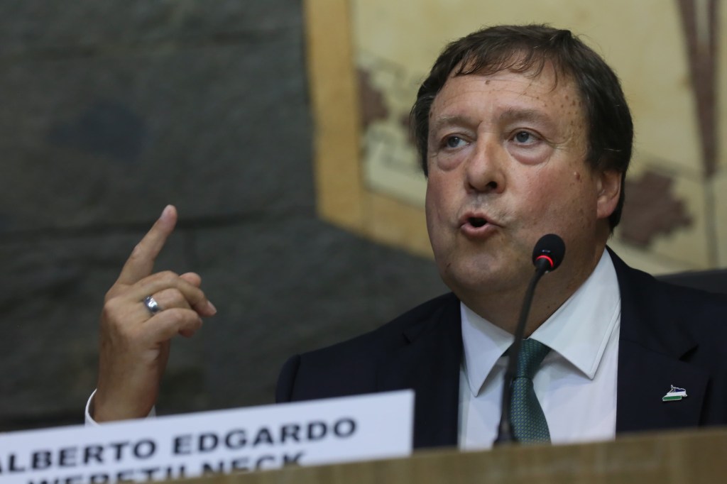 Weretilneck no da el brazo a torcer frente al desfinanciamiento de Nación: “Estamos defendiendo la salud en Rio&nbsp;Negro”