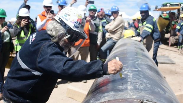 Weretilneck logró un hito energético: Finalizó la soldadura del oleoducto que une Vaca Muerta con el&nbsp;Atlántico