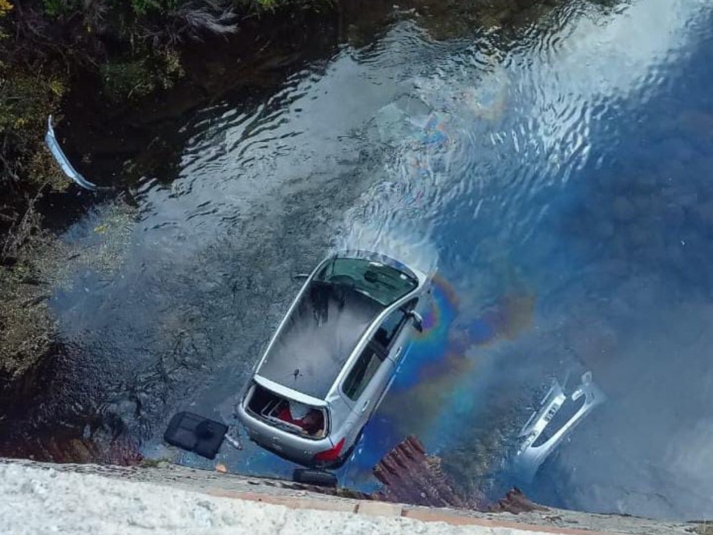 Un auto cayó al arroyo Guillelmo tras desbarrancar en la Ruta&nbsp;40