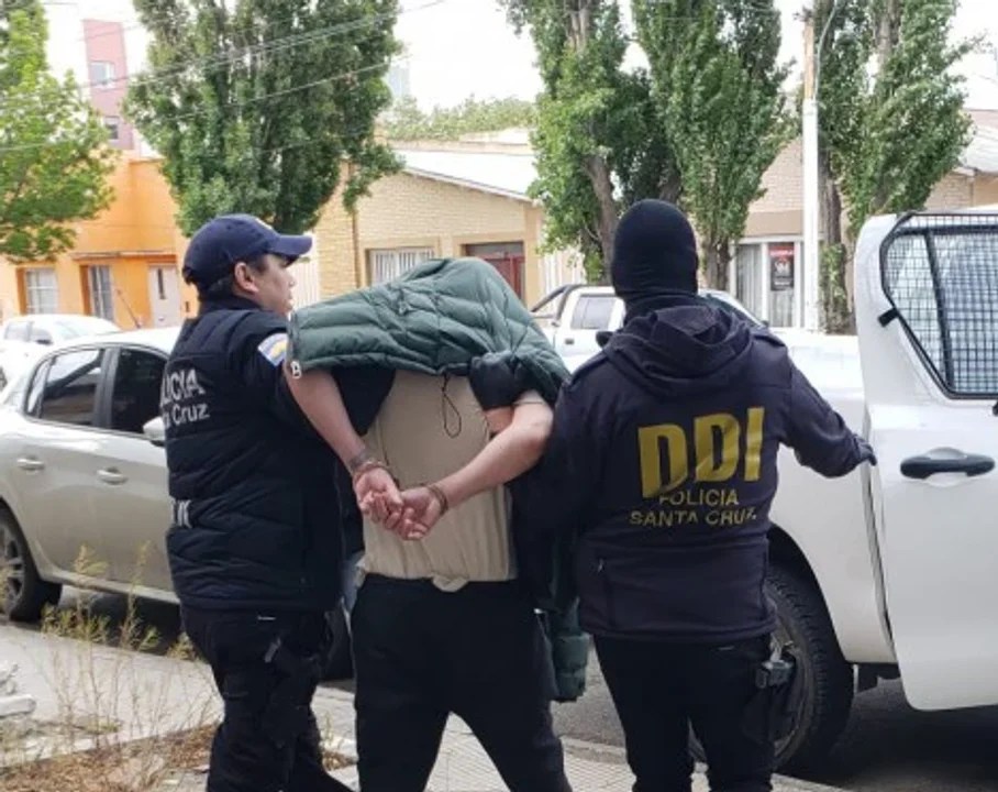 Detienen a un hombre en Santa Cruz por presunta tenencia y distribución de material de abuso&nbsp;infantil