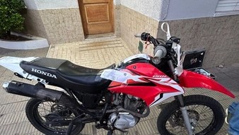 Pararon a dos hombres con una moto robada y drogas en Santa&nbsp;Rosa