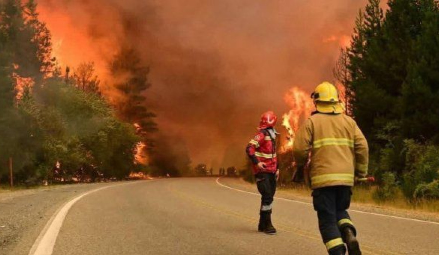 Refuerzan el operativo contra los incendios en el sur con brigadistas y apoyo&nbsp;aéreo